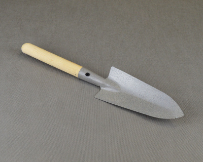 03370